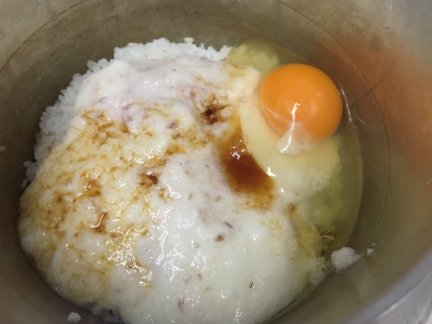 お釜で炊いたご飯ととろろと卵