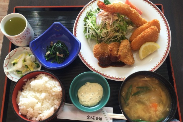 富士屋会館のランチ　ミックスフライ定食を上から