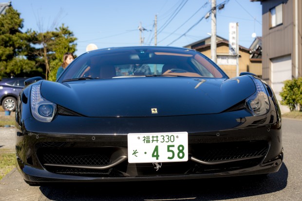 フェラーリの扉に企業名などのロゴをつけて走るサービス