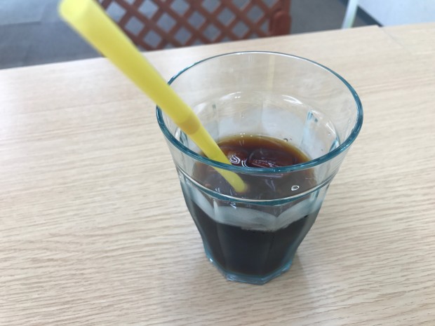 メイドカフェで美味しくなるおまじなをしたアイスコーヒー